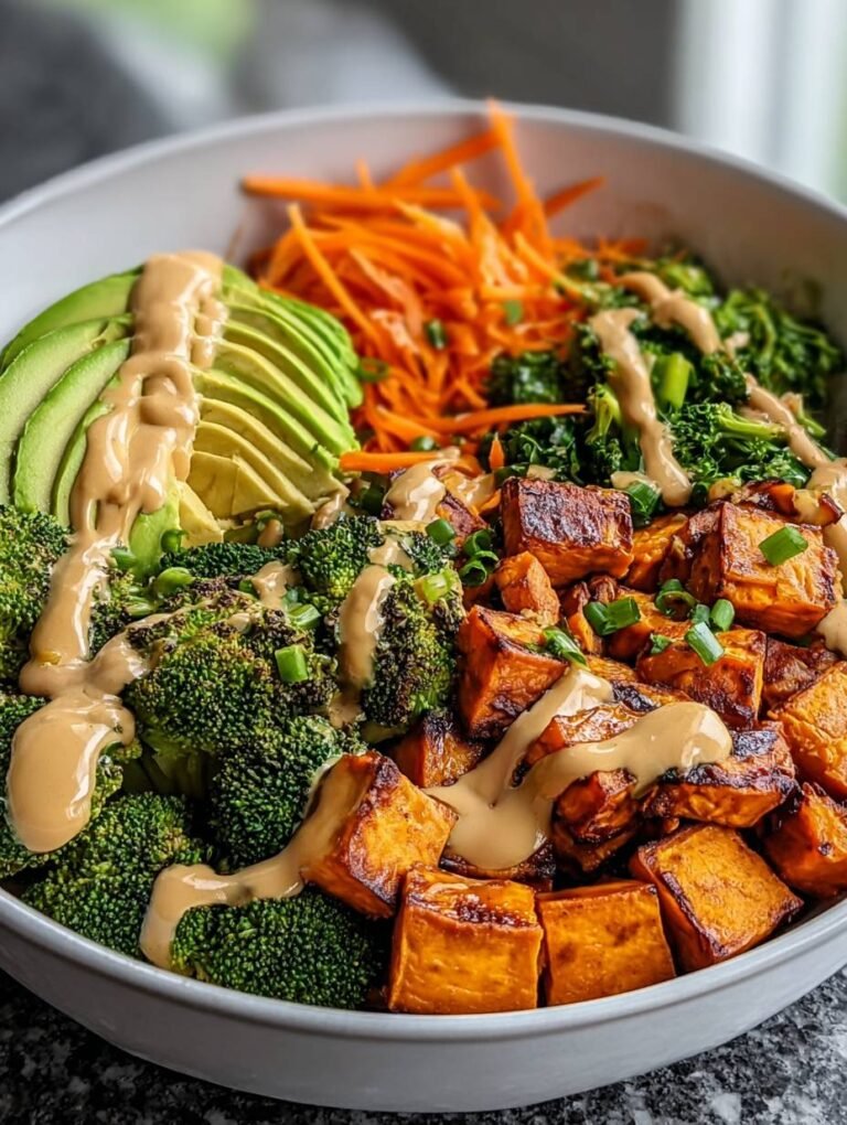 Gesunde Bowl mit Süßkartoffeln und Brokkoli genießen